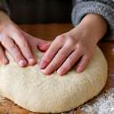 Groep mensen leert croissants bakken in een workshop