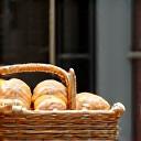 Zakelijke levering van vers brood en croissants aan een hotel